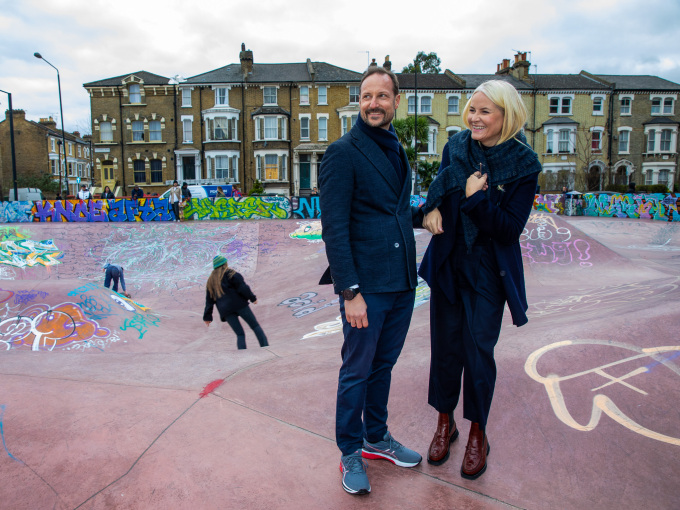 Kronprins Haakon og Kronprinsesse Mette-Marit i Stockwell Skatepark - en møteplass for unge i bydelen Brixton. Foto: Nina Rangoy / NTB